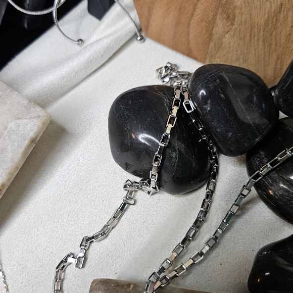 Dramatic Silver Box Chain - Picture 2 of 10